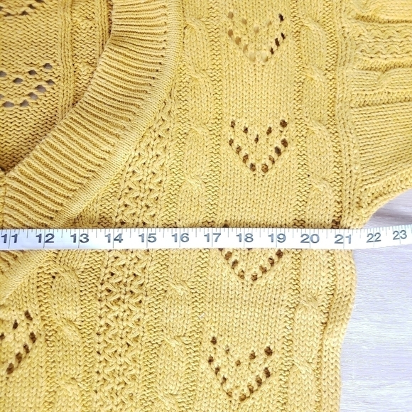 VINTAGE Wheat Yellow V-neck Cable Knit Sweater size Medium - Picture 8 of 10